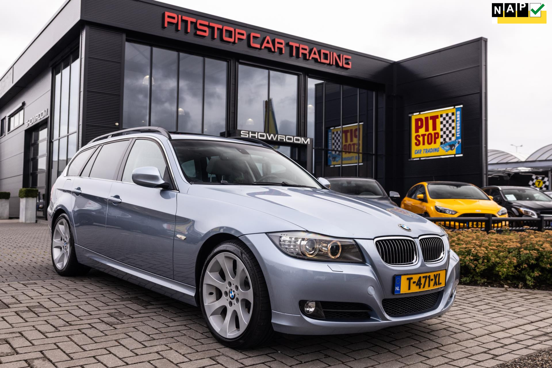 BMW 3 Serie Touring 325i, Youngtimer, Zwitsers, Pano, Volleder! 45997923-0.jpg | Pitstop Car Trading