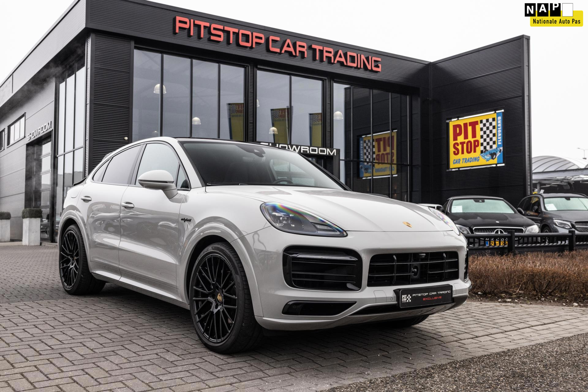 Porsche Cayenne Coupé 3.0 E-Hybrid, *Krijt*, Sportdesign, 1e eigenaar, NL Auto! 49890333-0.jpg | Pitstop Car Trading