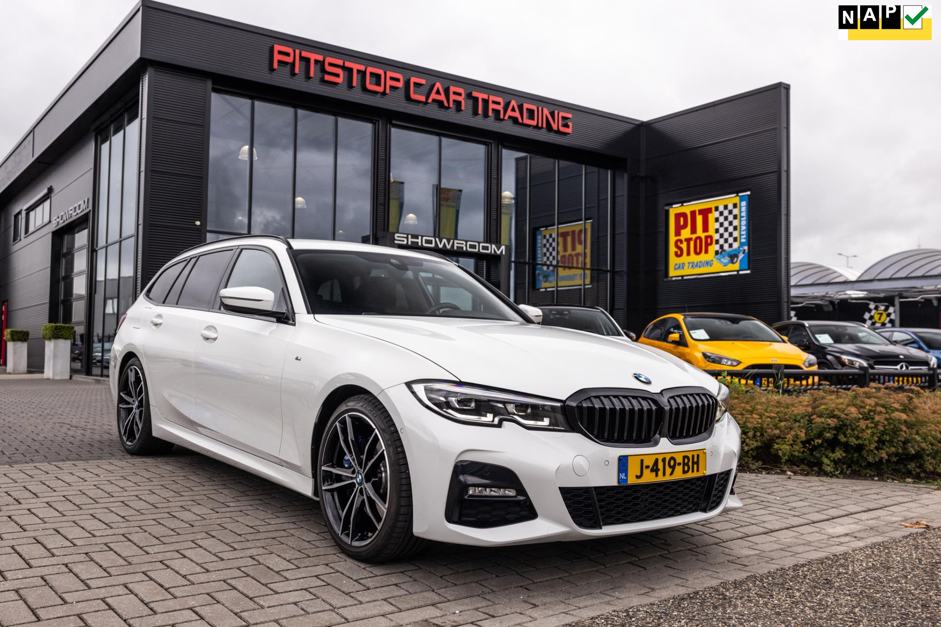 BMW 3 Serie Touring 320i M-Sport, NAP, 184 PK, Trekhaak, Camera, Nieuwstaat! 46469345-0.jpg | Pitstop Car Trading