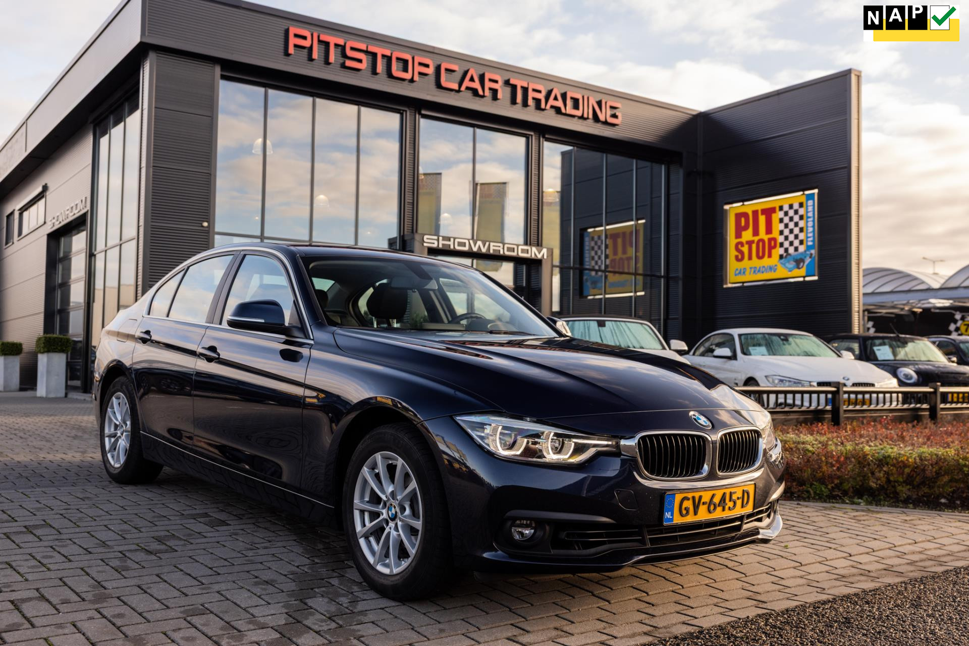 BMW 3 Serie 318i Luxury, 136 PK, NL Auto, Automaat, Cruise! 48302826-0.jpg | Pitstop Car Trading