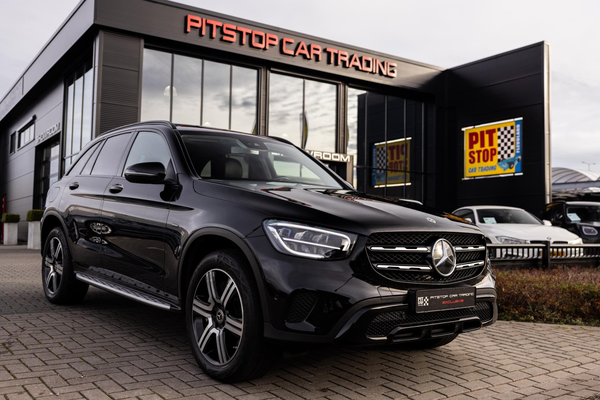 Mercedes-Benz GLC 300e 4MATIC Premium, 320 PK, Trekhaak, Pano, Camera! 49037534-0.jpg | Pitstop Car Trading